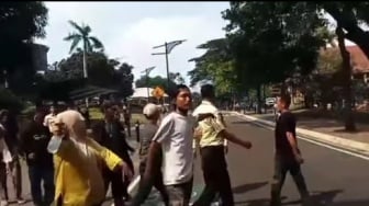 Ricuh! Detik-detik PKL hingga Emak-emak Serang Satpam Diduga Gegara Dilarang Mangkal di TMII