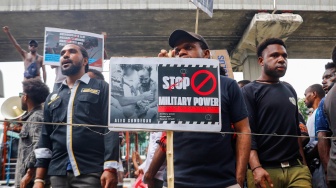 Massa dari Ikatan Pelajar dan Mahasiswa Moni (IPMMO) saat menggelar aksi unjuk rasa di depan Gedung Kementerian HAM, Jakarta, Selasa (3/6/2025). [Suara.com/Alfian Winanto]