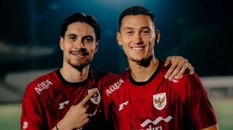 Jay Idzes Akhirnya Pamerkan Jersey Biru Bergaris!