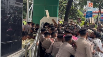 Maunya Ditemui Natalius Pigai, Pagar Kementerian HAM Rusak Usai Massa Aksi Mencoba Merangsek Masuk