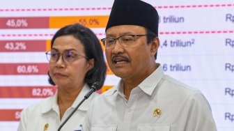 Menteri Sosial Saifullah Yusuf (kanan) bersama Menteri Keuangan Sri Mulyani (kiri) memberikan keterangan terkait peluncuran paket stimulus ekonomi di Kantor Kepresidenan, Jakarta, Senin (2/6/2025). [ANTARA FOTO/Muhammad Adimaja/agr]

