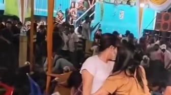 Asyik Joget di Hajatan, Panggung Roboh dan Puluhan Warga Terjatuh