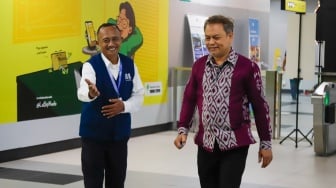 Pekerja lanjut usia (lansia) menyapa pengguna MRT Jakarta di Stasiun Bundaran HI, Jakarta, Selasa (3/6/2025). [Suara.com/Alfian Winanto]