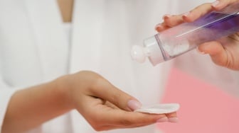 Micellar Water Harus Dibilas Pakai Sabun atau Tidak? Ini Anjuran Dokter Kulit