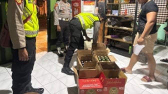 Gerebek Miras Ilegal di Jogja, Polisi Amankan Puluhan Botol dan Seorang Wanita