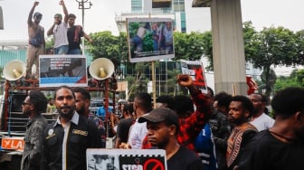 Massa dari Ikatan Pelajar dan Mahasiswa Moni (IPMMO) saat menggelar aksi unjuk rasa di depan Gedung Kementerian HAM, Jakarta, Selasa (3/6/2025). [Suara.com/Alfian Winanto]