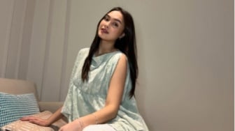 Tampil Catchy saat Hangout dengan 6 Outfit Kasual ala Caitlin Halderman