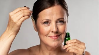 Rekomendasi 7 Serum Retinol untuk Usia 50 Tahun, Murah Meriah Mulai Rp30 Ribuan!