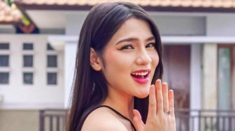 Pamer Cincin di Jari Manis, Davina Karamoy Resmi Dilamar?