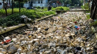 Penampakan Sampah Penuhi Saluran Irigasi di Serang
