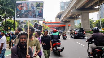 Massa dari Ikatan Pelajar dan Mahasiswa Moni (IPMMO) saat menggelar aksi unjuk rasa di depan Gedung Kementerian HAM, Jakarta, Selasa (3/6/2025). [Suara.com/Alfian Winanto]