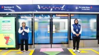 Lansia Beraksi di MRT Jakarta, Bantu Penumpang dan Edukasi