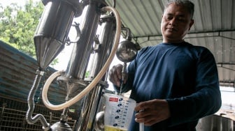 Warga Arif Surono menungankan BBM alternatif yang dihasilkan dari sampah plastik dengan alat pirolisi tabung bertingkat Pitara di rumahnya Desa Gumpang, Kartasura, Sukoharjo, Jawa Tengah, Senin (2/6/2025). [ANTARA FOTO/Mohammad Ayudha/foc]