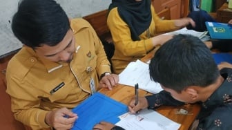 Ada yang Tertahan 7 Tahun, 827 Siswa Terima Bantuan Pemutihan Ijazah Tahap III dari Pemprov DKI