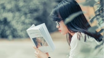 Eksistensi Novel Populer: Ketika Karya Fiksi Menjadi Cerminan Kehidupan