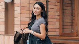 Anti Mati Gaya saat Traveling dengan 6 Outfit Kasual ala Amanda Rawles