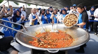HUT PNM ke-26, Bobon Santoso Masak Besar Bersama Nasabah PNM Mekaar