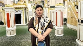 Tenang Di Tengah Isu Haji Furoda, Begini Potret Haru Ivan Gunawan Jalani Ibadah Haji