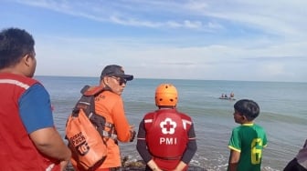 Seorang Pengunjung Terseret Ombak Pantai Padang, Identitasnya Belum Diketahui!
