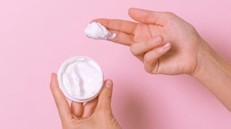 7 Rekomendasi Skincare Murah Brand Lokal untuk Perempuan, Bikin Wajah Glowing Tak Perlu Mahal!