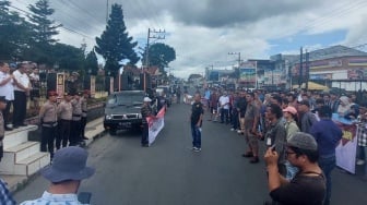 Warga Demo Kantor Bupati Dairi, Tuntut Izin Dikembalikan