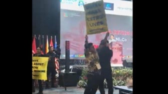 Tidak Ada Unsur Pidana, Aktivis Greenpeace yang Berorasi Save Raja Ampat Telah Dibebaskan