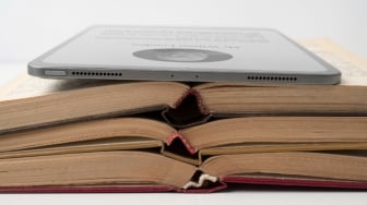 Nasib Buku Fisik di Tengah Gempuran Buku Digital: Punah atau Berevolusi?