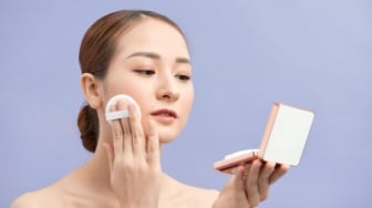 Tips Memilih Warna Bedak yang Cocok untuk Kulit Kuning Langsat, Bye-bye Kusam!