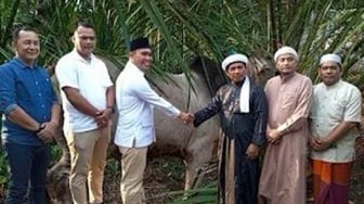 Wakil Ketua Komisi XIII DPR RI Serahkan Hewan Kurban ke Pondok Persulukan Tuan Guru Batak