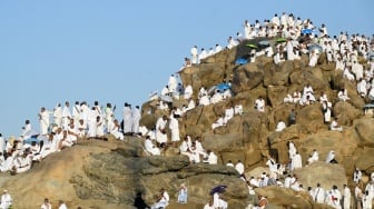 Umat Islam memadati Jabal Rahmah jelang wukuf di Arafah, Arab Saudi, Kamis (5/6/2025).  [ANTARA FOTO/Andika Wahyu/YU]