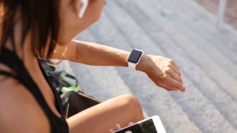 6 Rekomendasi Smartwatch Wanita Diameter Kecil Terbaik: Nyaman dan Stylish!