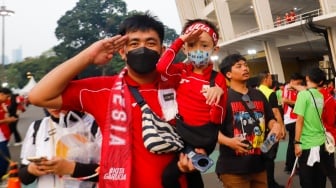 Sejumlah suporter hadir untuk menyaksikan langsung pertandingan Indonesia vs China dalam laga lanjutan Grup F Kualifikasi Piala Dunia 2026 zona Asia di Stadion Utama Gelora Bung Karno (GBK), Senayan, Jakarta, Kamis (5/6/2025). [Suara.com/Alfian Winanto]