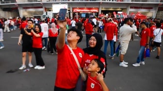 Sejumlah suporter hadir untuk menyaksikan langsung pertandingan Indonesia vs China dalam laga lanjutan Grup F Kualifikasi Piala Dunia 2026 zona Asia di Stadion Utama Gelora Bung Karno (GBK), Senayan, Jakarta, Kamis (5/6/2025). [Suara.com/Alfian Winanto]