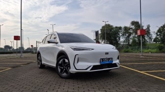 Kesan Pertama Bawa Mobil Listrik Geely EX5 untuk Harian