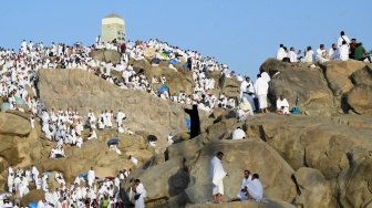 Umat Islam memadati Jabal Rahmah jelang wukuf di Arafah, Arab Saudi, Kamis (5/6/2025).  [ANTARA FOTO/Andika Wahyu/YU]