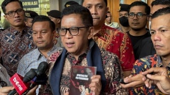Pamer Buku yang Ditulis di Rutan KPK, Hasto Persembahkan untuk Megawati