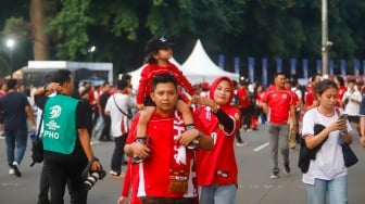 Sejumlah suporter hadir untuk menyaksikan langsung pertandingan Indonesia vs China dalam laga lanjutan Grup F Kualifikasi Piala Dunia 2026 zona Asia di Stadion Utama Gelora Bung Karno (GBK), Senayan, Jakarta, Kamis (5/6/2025). [Suara.com/Alfian Winanto]