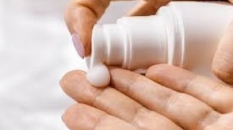 3 Rekomendasi Moisturizer untuk Usia 50 Tahun ke Atas, Kulit Kering Keriput Jadi Halus Lagi!