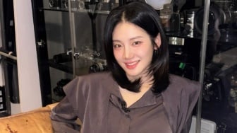 5 Gaya Park Ju Hyun untuk Weekend, Girly dan Hairdo Simpel!