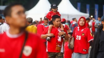 Sejumlah suporter hadir untuk menyaksikan langsung pertandingan Indonesia vs China dalam laga lanjutan Grup F Kualifikasi Piala Dunia 2026 zona Asia di Stadion Utama Gelora Bung Karno (GBK), Senayan, Jakarta, Kamis (5/6/2025). [Suara.com/Alfian Winanto]