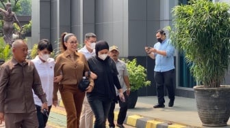 Nikita Mirzani Tampil Modis dan Tak Diborgol, Ada Perlakuan Khusus?