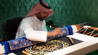 Pekerja menyulam kain Kiswah dengan benang emas di King Abdulaziz Complex, Kota Makkah, Arab Saudi, Selasa (3/6/2025). [ANTARA FOTO/Ahmad Faisal/sgd/nym]