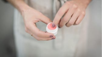 4 Rekomendasi Pelembap Bibir yang Bagus untuk Bibir Kering dan HItam, Wajib Dicoba!