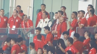 Presiden RI Prabowo Subianto saat menonton pertandingan Grup C putaran ketiga Kualifikasi Piala Dunia 2026 zona Asia antara Indonesia melawan China di Stadion Utama Gelora Bung Karno, Jakarta, Kamis (5/6/2025). [Suara.com/Alfian Winanto]