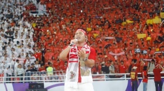 Grup Band God Bless Tampil bersama Penyanyi Judika sebelum pertandingan pertandingan Grup C putaran ketiga Kualifikasi Piala Dunia 2026 zona Asia antara Indonesia melawan China di Stadion Utama Gelora Bung Karno, Jakarta, Kamis (5/6/2025). [Suara.com/Alfian Winanto]