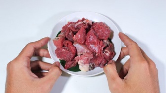 Menerima Daging Kurban dari Non-Muslim, Bagaimana Hukumnya dalam Islam?