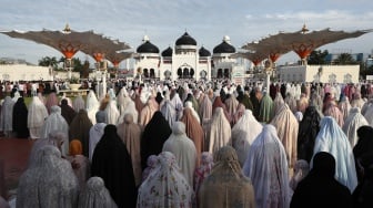 Umat Islam melaksanakan shalat Idul Adha 1446 Hijriah di Masjid Raya Baiturrahman, Banda Aceh, Aceh, Jumat (6/6/2025). [ANTARA FOTO/Irwansyah Putra/nym]