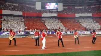 Grup Band God Bless Tampil bersama Penyanyi Judika sebelum pertandingan pertandingan Grup C putaran ketiga Kualifikasi Piala Dunia 2026 zona Asia antara Indonesia melawan China di Stadion Utama Gelora Bung Karno, Jakarta, Kamis (5/6/2025). [Suara.com/Alfian Winanto]