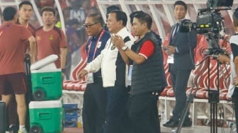 Presiden RI Prabowo Subianto turun ke lapangan untuk memberikan selamat kepada pemain Timnas Indonesia usai pertandingan Grup C putaran ketiga Kualifikasi Piala Dunia 2026 zona Asia antara Indonesia melawan China di Stadion Utama Gelora Bung Karno, Jakarta, Kamis (5/6/2025). [Suara.com/Alfian Winanto]