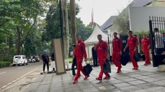 Tenteng Goodie Bag Usai Ketemu Presiden Prabowo, Pemain Timnas Pamer Jam Rolex